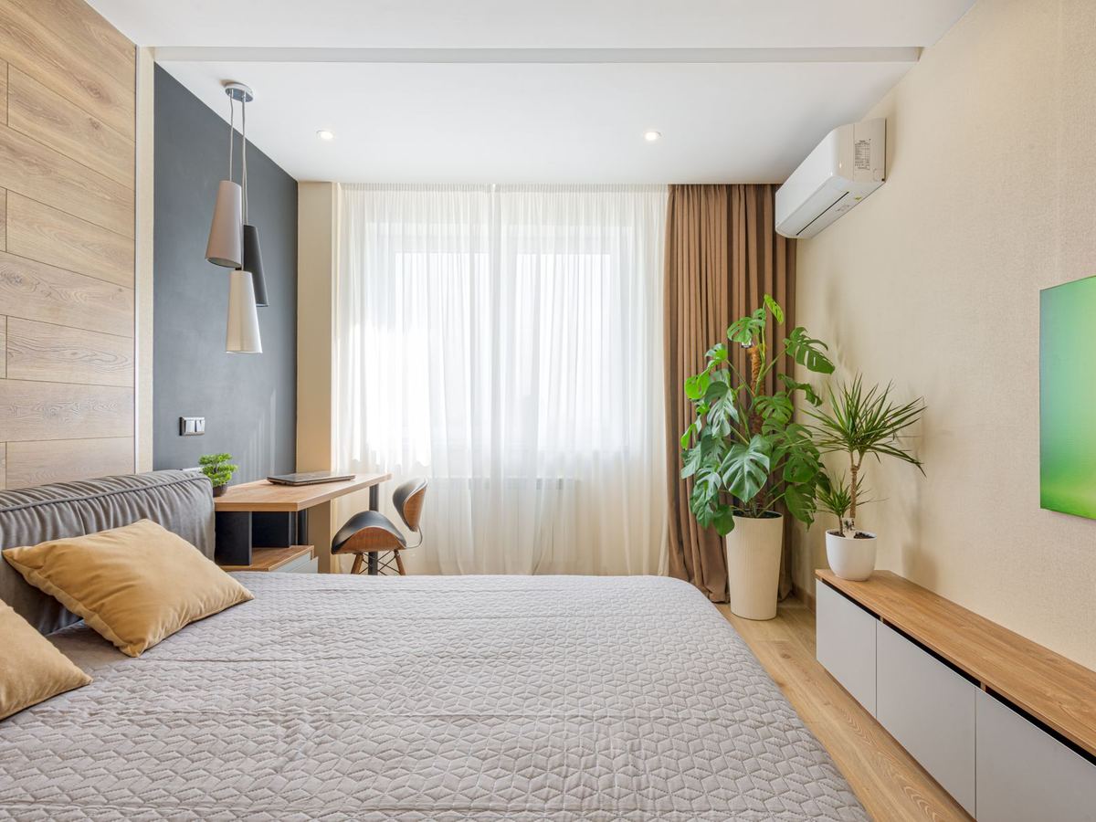 Chambre chaleureuse équipée d'une climatisation réversible murale