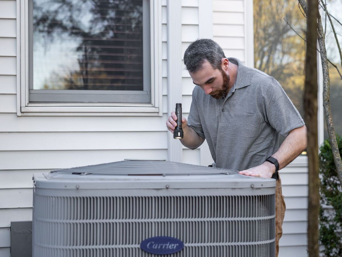 Vérification d'une unité extérieure de climatisation lors d'un dépannage