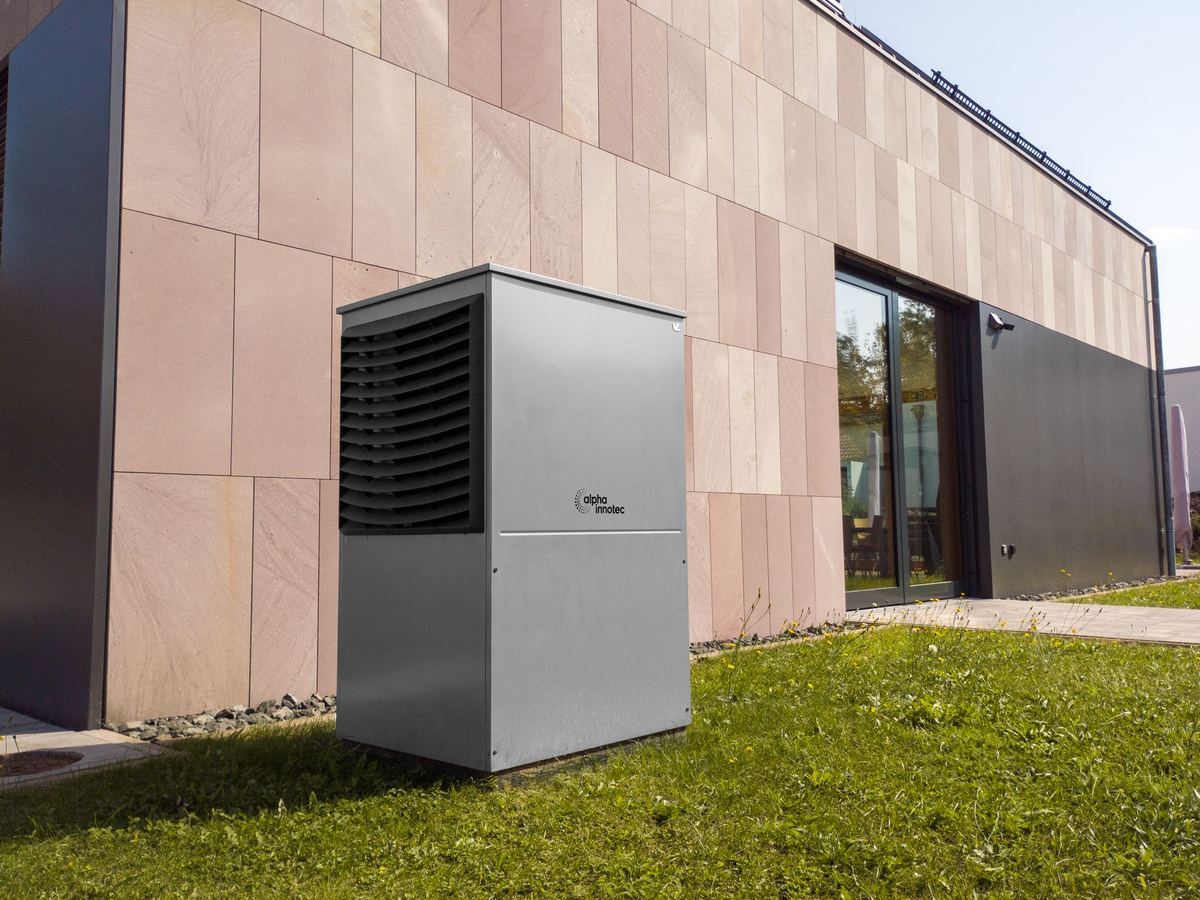Pompe à chaleur installée à l'extérieur d'une maison contemporaine