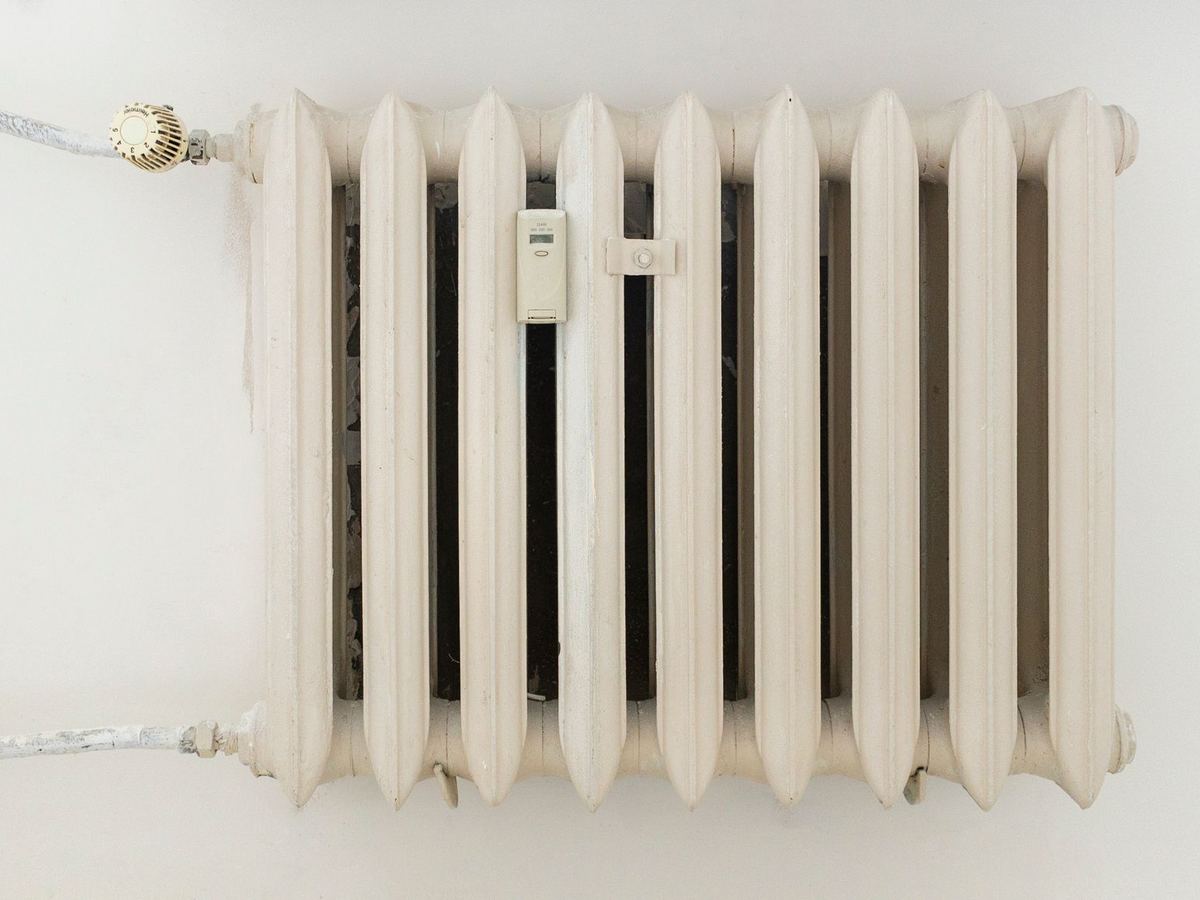 Radiateur mural dans une pièce claire