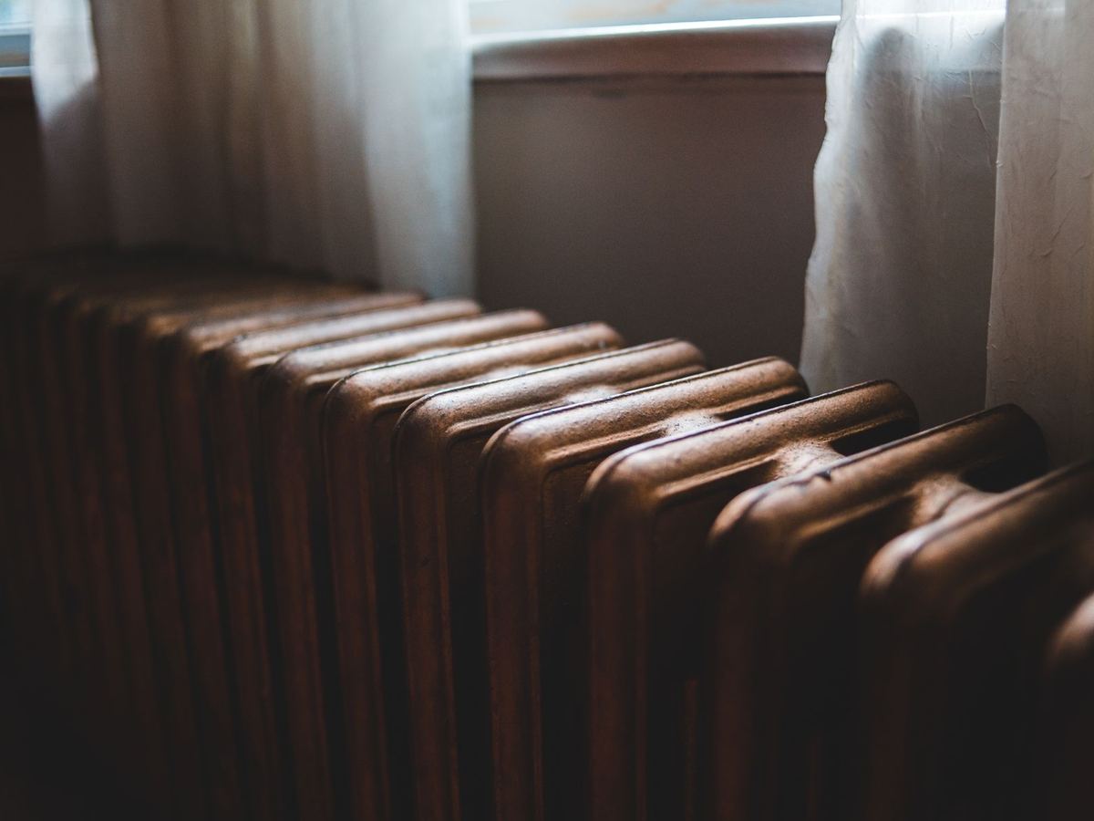 Radiateur diffusant la chaleur près d'une fenêtre