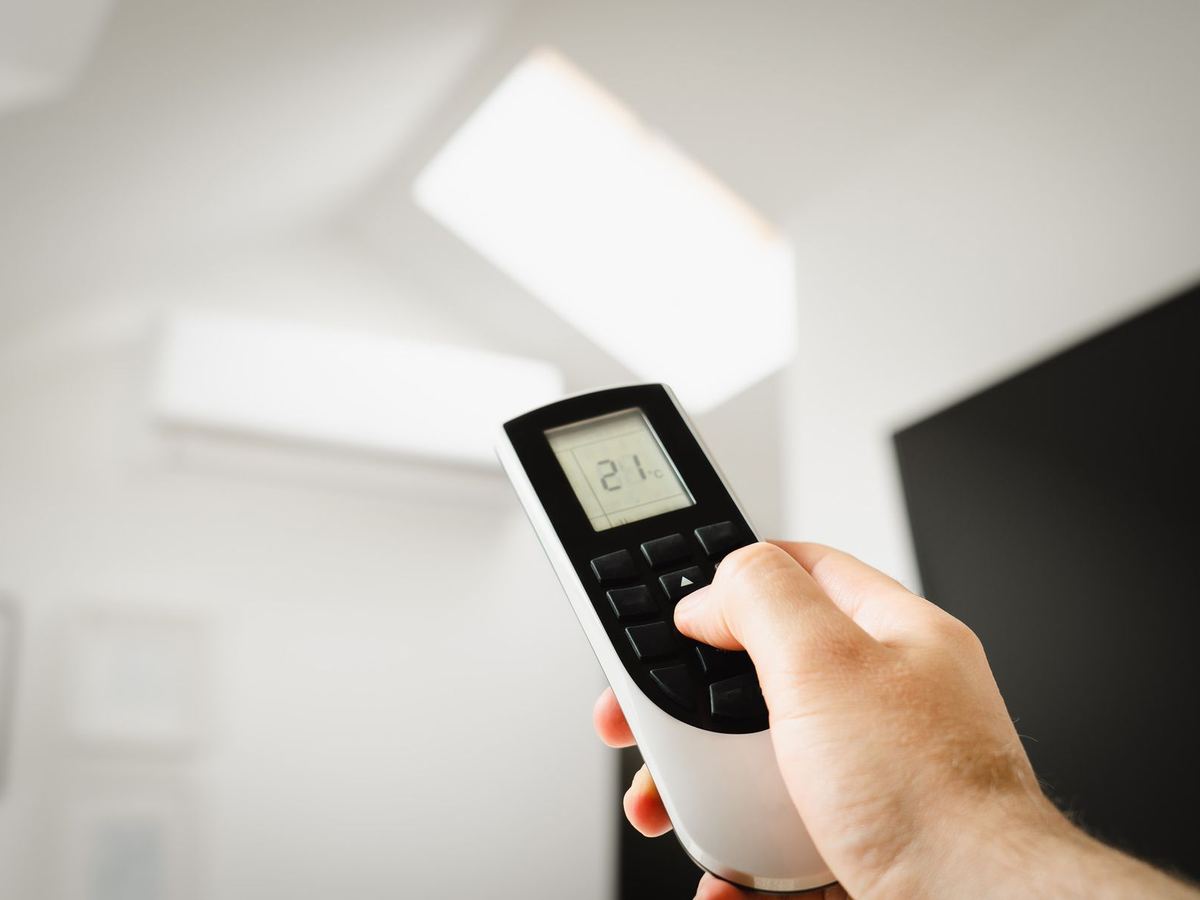Télécommande de climatisation utilisée dans un salon