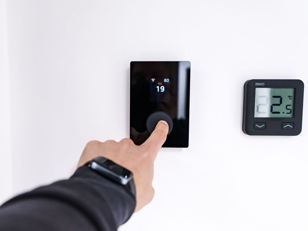 Réglage d'un thermostat connecté dans une maison